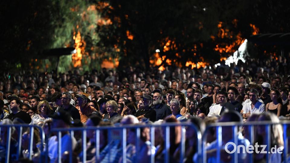 Zahlreiche Menschen nehmen an einer Mahnwache zum Nationalen Gedenktag für die Opfer und Überlebenden des Anschlags am Bondi Beach in Sydney teil. Bild: Dean Lewins/AAP/dpa