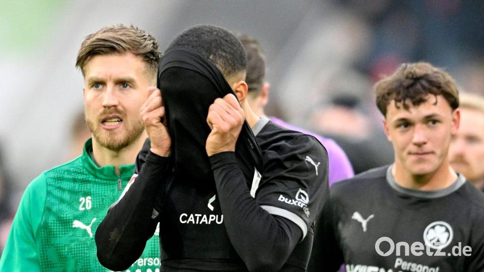 Die Fürther Hinrunde endete beim 1:2 in Düsseldorf enttäuschend: Maximilian Dietz verbirgt sein Gesicht. Bild: Anke Waelischmiller/dpa