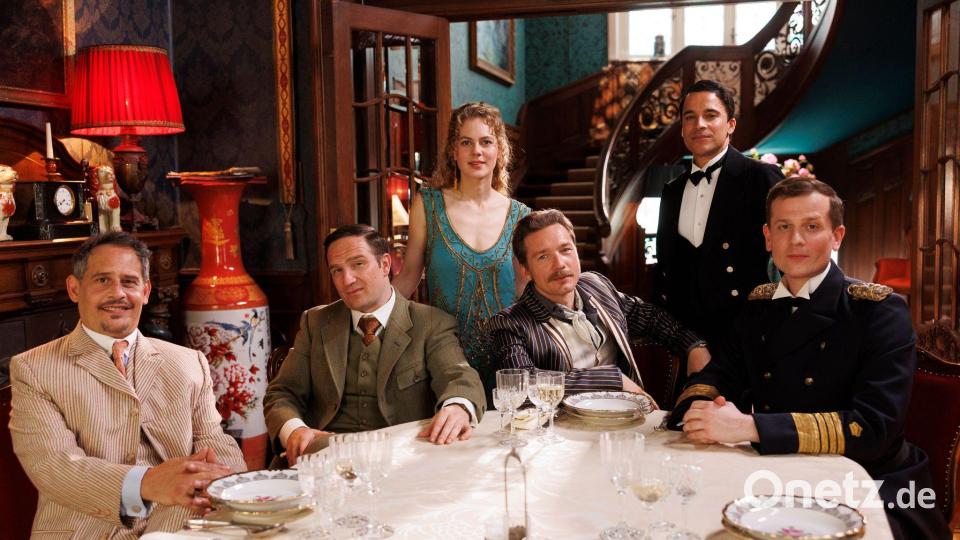 Eine neue Serie gibt Antworten auf Fragen, die im legendären Sketch „Dinner for One“ offen bleiben. Bild: Frederic Batier/Amazon MGM Studios/dpa