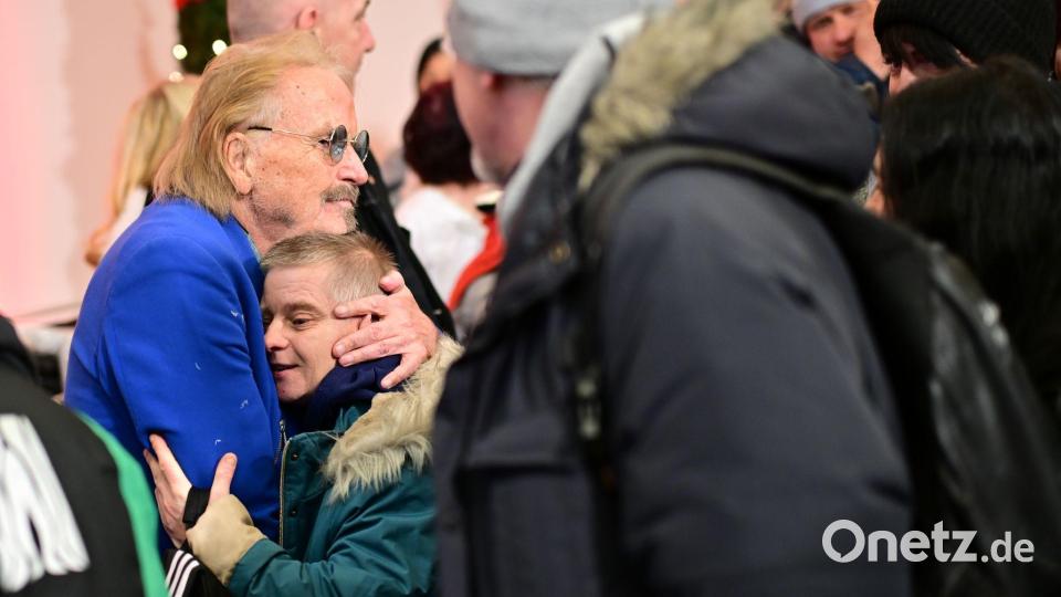 Seit 1995 organisiert der Sänger Frank Zander Weihnachtsessen für Arme und Obdachlose. Bild: Sebastian Christoph Gollnow/dpa
