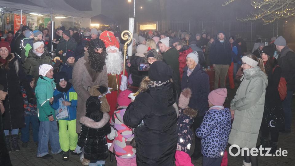 Die Kinder drängten sich um den Nikolaus um ihr Geschenk in Empfang zu nehmen Bild: nib