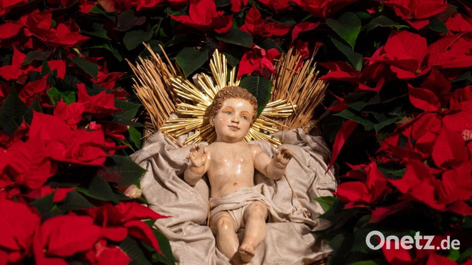 An Weihnachten besuchen viele Menschen Gottesdienste, die sonst selten oder gar nicht in die Kirche gehen. (Symbolbild) Bild: Lennart Preiss/dpa