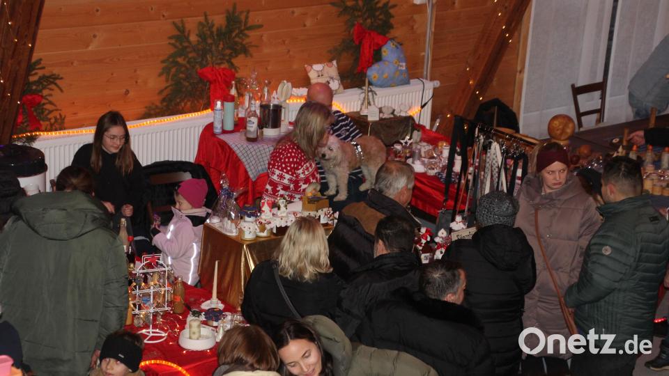 Die Verkaufsstände waren dicht umlagert. Bild: kro