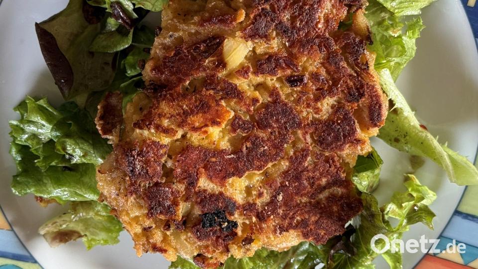 Auf einem Bett aus knackigem Salat werden die ausgebackenen Semmel-Käse-Kücherl zum Genuss. Bild: ils