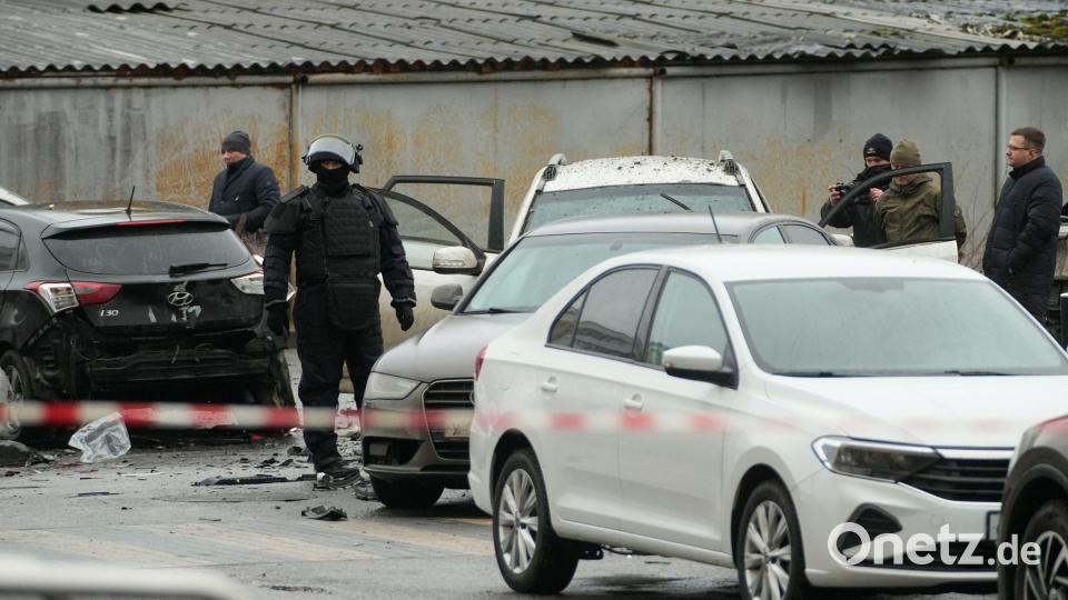 Unter dem Wagen soll eine Haftmine explodiert sein. Bild: Uncredited/AP/dpa