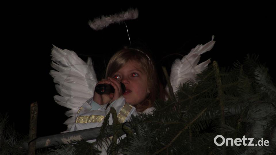 Ein Höhepunkt: Amelie Eiglmeier spricht als Christkind einen Prolog. Bild: kro