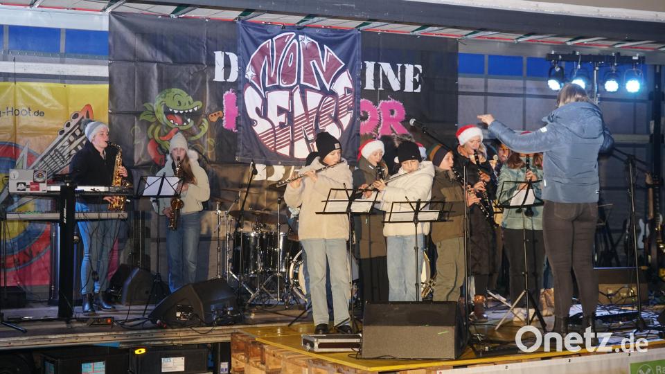 Der Nachwuchs der Jugendblaskapelle Fensterbach eröffnete die Rockweihnacht in Wolfring mit weihnachtlichen Liedern. Bild: nib