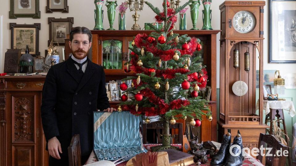 Valerio Bonanno hat ein Weihnachtszimmer um 1900 nachgestellt. Der Baum war damals meist wesentlich kleiner als heute und stand auf dem Tisch. Bild: Thomas Banneyer/dpa
