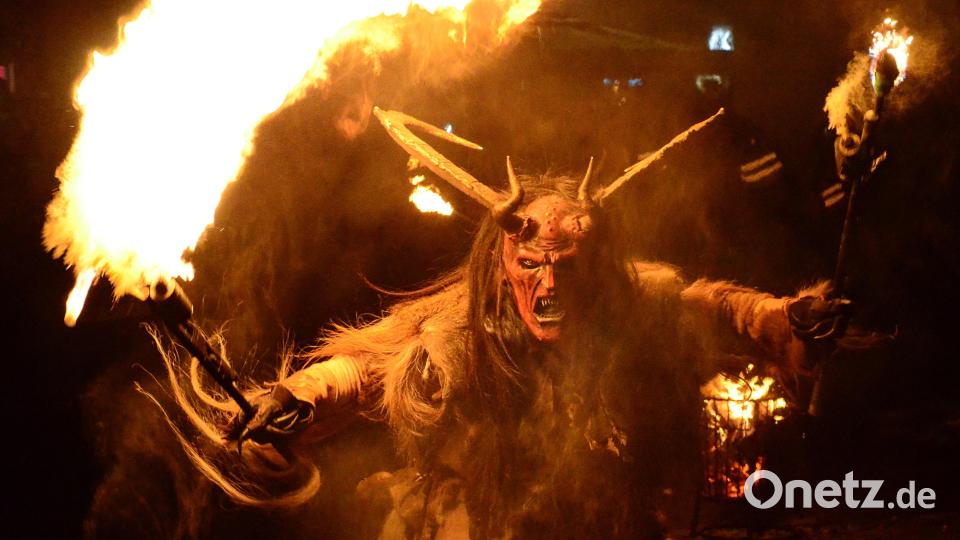 Dämonen, Geister und Hexen ziehen am Freitag beim Weidener Raunachtslauf durch die Altstadt. Bild: Kunz