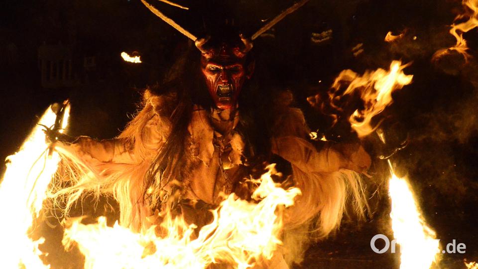 Viel Licht und Feuer setzen die Läufer in Szene. Bild: Kunz