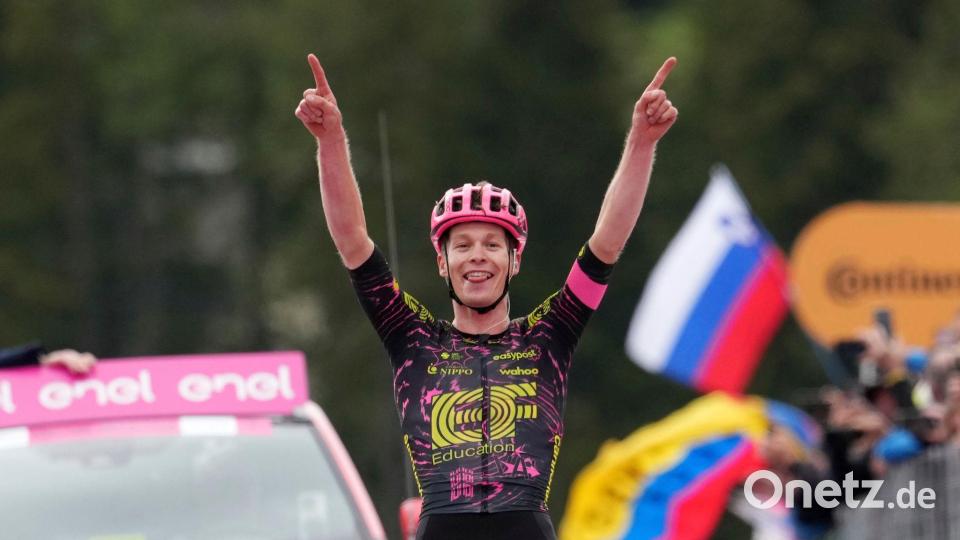 Größter Karriereerfolg: Georg Steinhauser bejubelt seinen Etappensieg beim Giro. Bild: Gian Mattia D'Alberto/LaPresse/AP/dpa