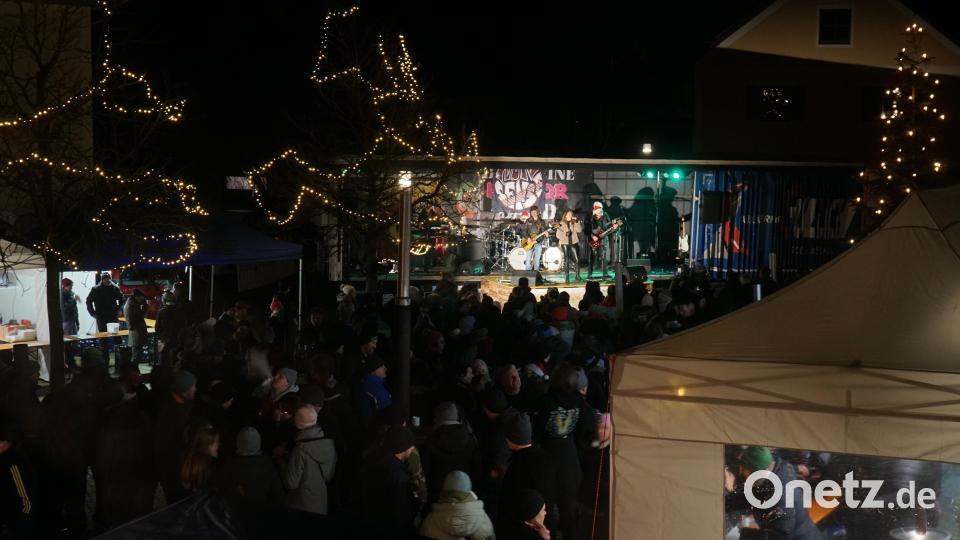 Der Dorfplatz in Wolfring bot Rocking Hoot den idealen Rahmen für seine Rockweihnacht und war beim Auftritt der Gruppen sehr gut besucht Bild: nib