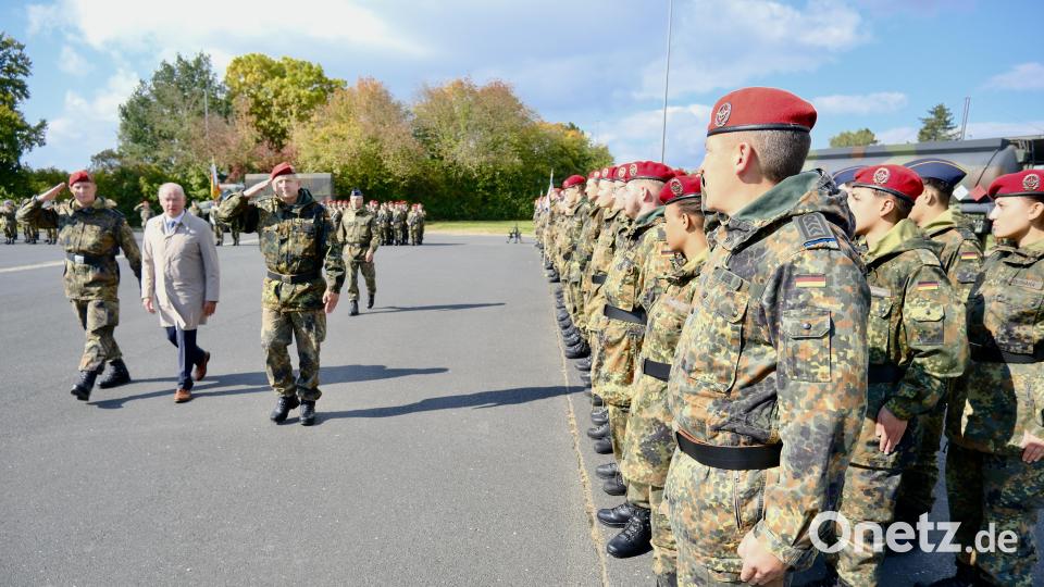 Kümmersbrucks Bürgermeister Roland Strehl schritt gemeinsam mit den Kommandeuren die Front ab. Bild: gsp