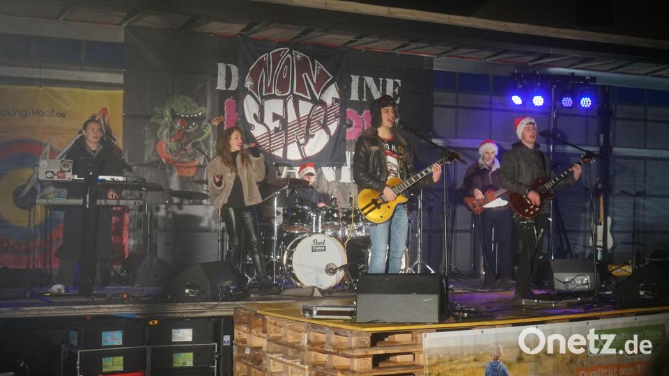 bereits zum zweiten Mal war die Band "Nonsense" in Wolfring zu hören und begeisterte die Zuhörer mit ihrem Auftritt Bild: nib