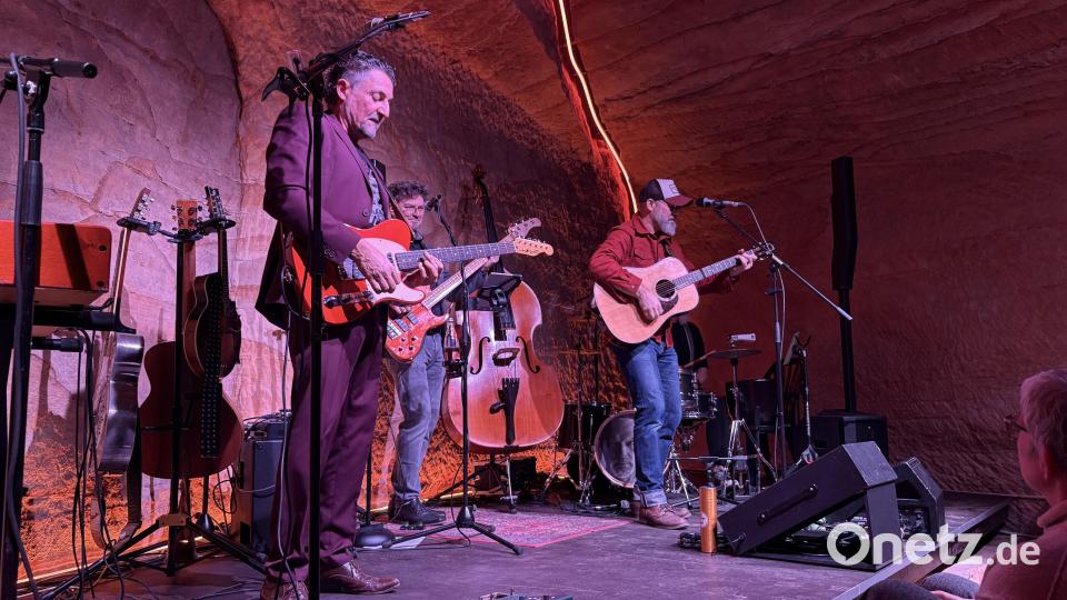 Richie Necker spielt ein Solo auf seiner Gitarre. Bild: Lukas Büchold