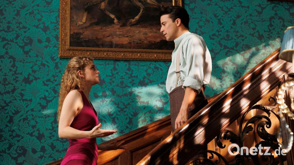 Miss Sophie (Alicia von Rittberg) und Butler James (Kostja Ullmann) verbindet eine verbotene Liebe. Bild: Frederic Batier/Amazon MGM Studios/dpa