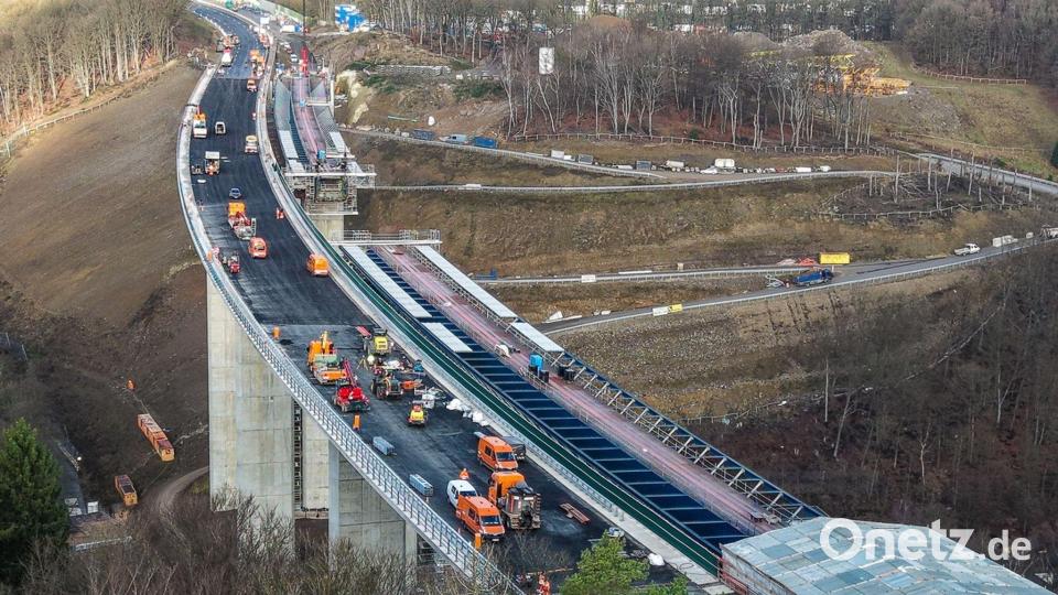 Überall Fahrzeuge und Arbeiter: Die Baufirmen haben die neue Brücke im Rekordtempo hochgezogen. Bild: Alex Talash/dpa