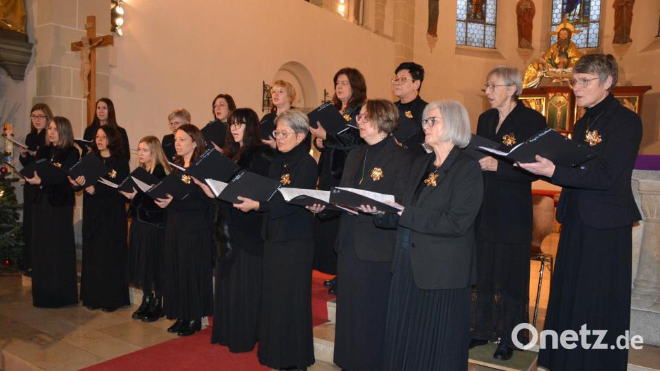 Das 18-köpfige Ensemble Kreuzer beim Weihnachtskonzert in der Mitterteicher Stadtpfarrkirche St. Jakob. Einmal mehr war der Auftritt ein eindrucksvolles musikalisches Erlebnis und die richtige Einstimmung auf das bevorstehende Weihnachtsfest. Bild: jr