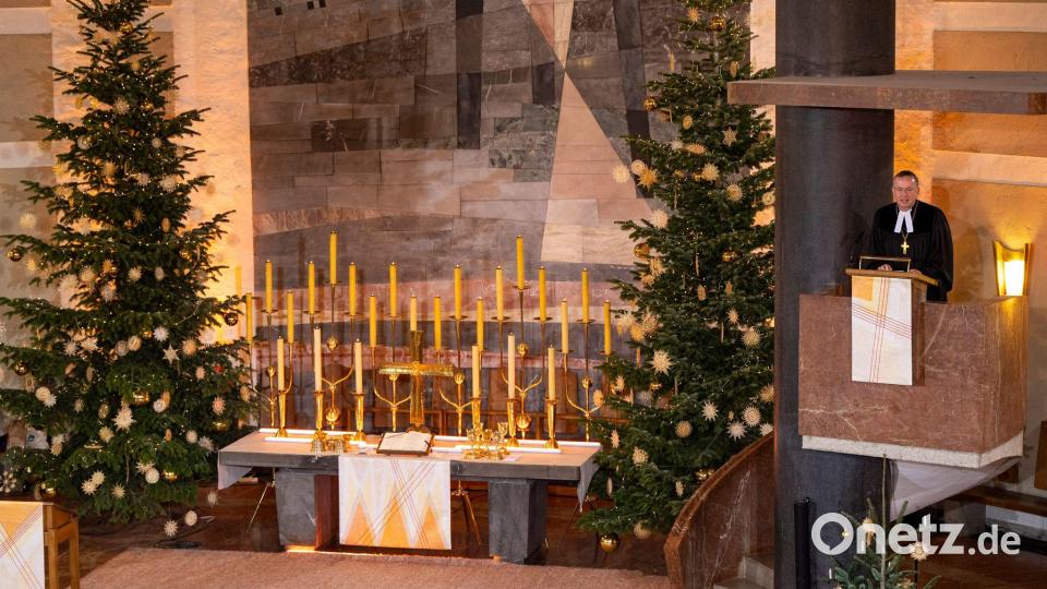 Landesbischof Kopp sagt, die Weihnachtsgeschichte gehe zu Herzen. Deshalb sei es etwas Besonderes, an Weihnachten zu predigen. (Archivbild) Bild: Lennart Preiss/dpa
