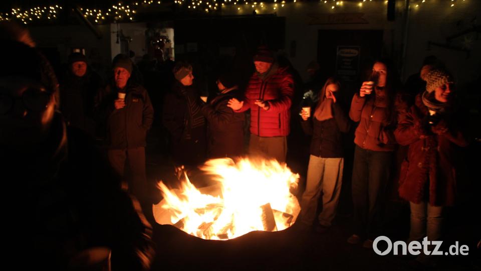 Bei der eisigen Kälte kommt dieses wärmende Feuer wie gerufen. Bild: kro
