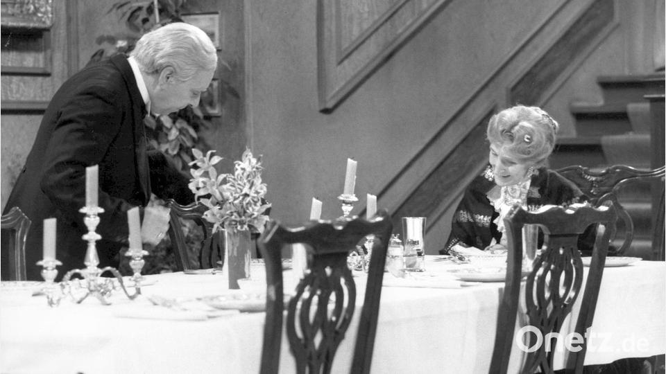 Ein Klassiker an Silvester: der 90. Geburtstag von Miss Sophie. Bild: Annemarie Aldag/NDR/dpa