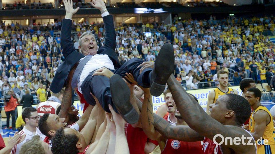 Erinnerungen an erfolgreiche Zeiten: Svetislav Pesic feierte mit den Bayern 2014 die Meisterschaft. Bild: Rainer Jensen/dpa