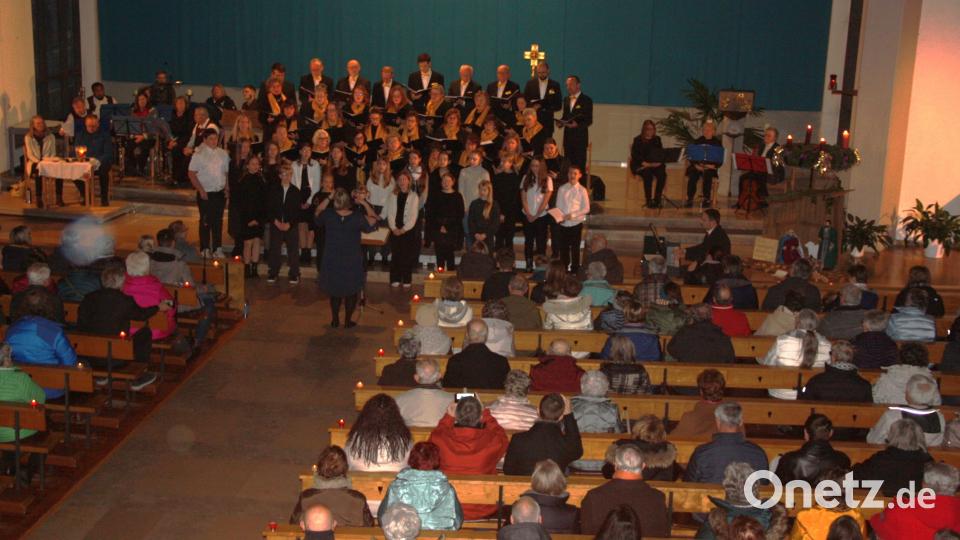 Ein besinnliches Adventssingen erlebten die Besucher in der Pfarrkirche Heilige Familie in Altenstadt/WN. Bild: adj