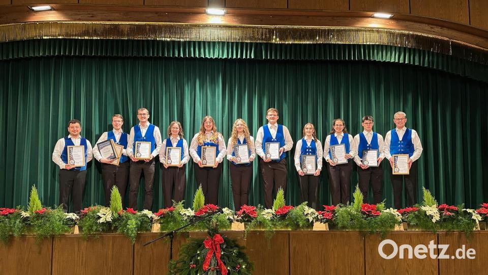 Einige Musikerinnen und Musiker bekommen für mehrere Anlässe eine Ehrung, Ludwig Riedhammer (rechts) sogar für 40 Jahre als Dirigent. Bild: Jane Lorenz