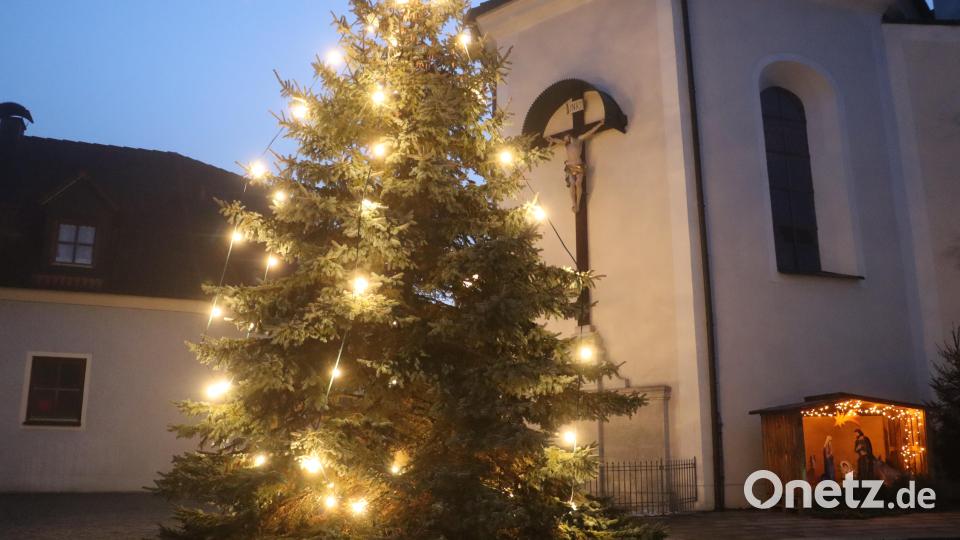 Los ging es für den Lichtermarsch zur Stodlweihnacht am Marktplatz vor Kirche, Christbaum und Krippe. Bild: mrr