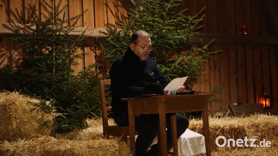 Heimatvereinsvorsitzender Hubert Haas las aus "Die stille, heilige Nacht" eine christlich-weihnachtliche Geschichte vor. Bild: mrr