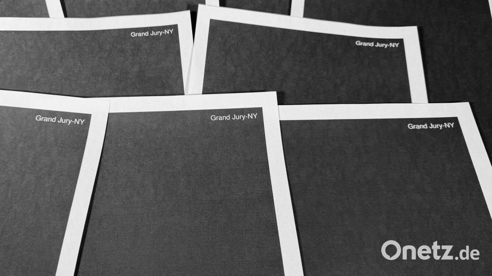 Die Dateien enthalten lauter geschwärzte Akten. Bild: Jon Elswick/AP/dpa