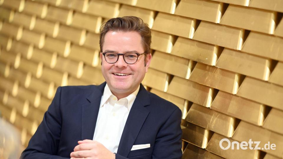 York Tetzlaff von der Fachvereinigung Edelmetalle erklärt, welche Faktoren den Goldpreis beeinflussen. (Archivbild) Bild: Uli Deck/dpa