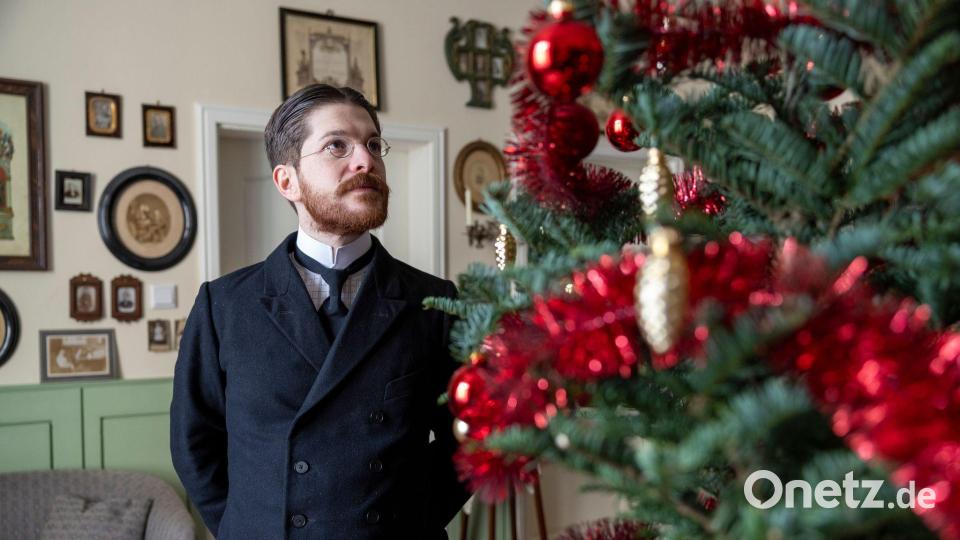 Mit Genugtuung mustert Valerio Bonanno seinen Weihnachtsbaum im Wohnzimmer seiner im Stil von 1900 eingerichteten Wohnung. Bild: Thomas Banneyer/dpa