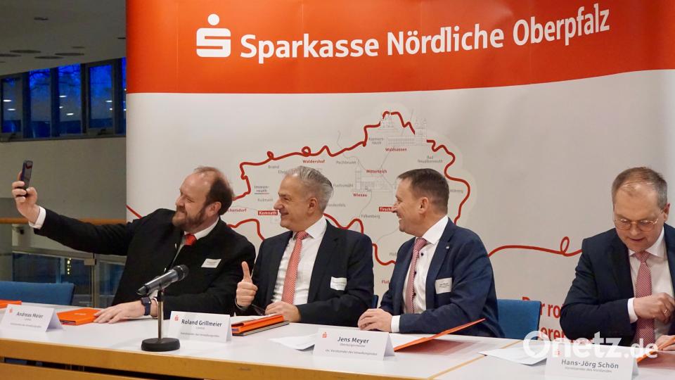 Die Verwaltungsratsspitzen der beiden Sparkassen – die Landräte Andreas Meier, Roland Grillmeier und Weidens OB Jens Meyer – halten den "historischen Moment" mit einem Selfie fest. Bild: jut