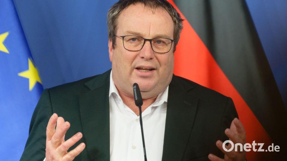 „Die Gefahr weiterer Sperrungen ist real“, sagt NRW-Verkehrsminister Oliver Krischer (Grüne). (Archivbild) Bild: Henning Kaiser/dpa