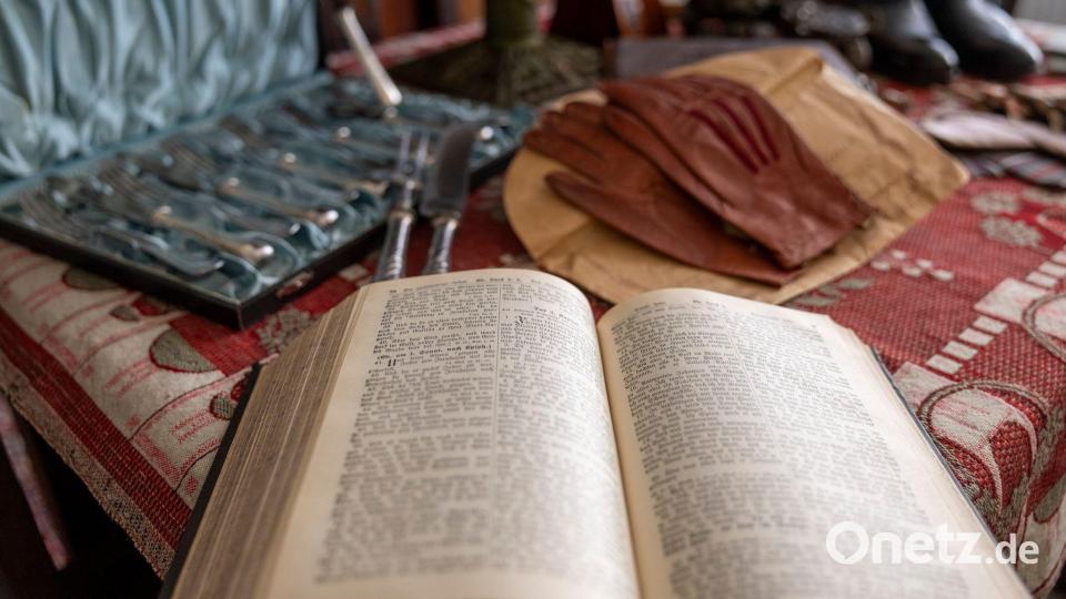 Auf dem Gabentisch liegen die Geschenke unverpackt unter dem Weihnachtsbaum. Bild: Thomas Banneyer/dpa