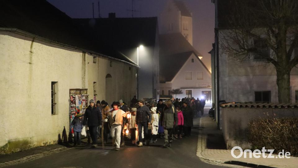 Die Riedener Hirten (mit Laterne Max Wagner) wiesen den Wanderern zur Stodlweihnacht den Weg in stiller Andächtigkeit. Bild: mrr