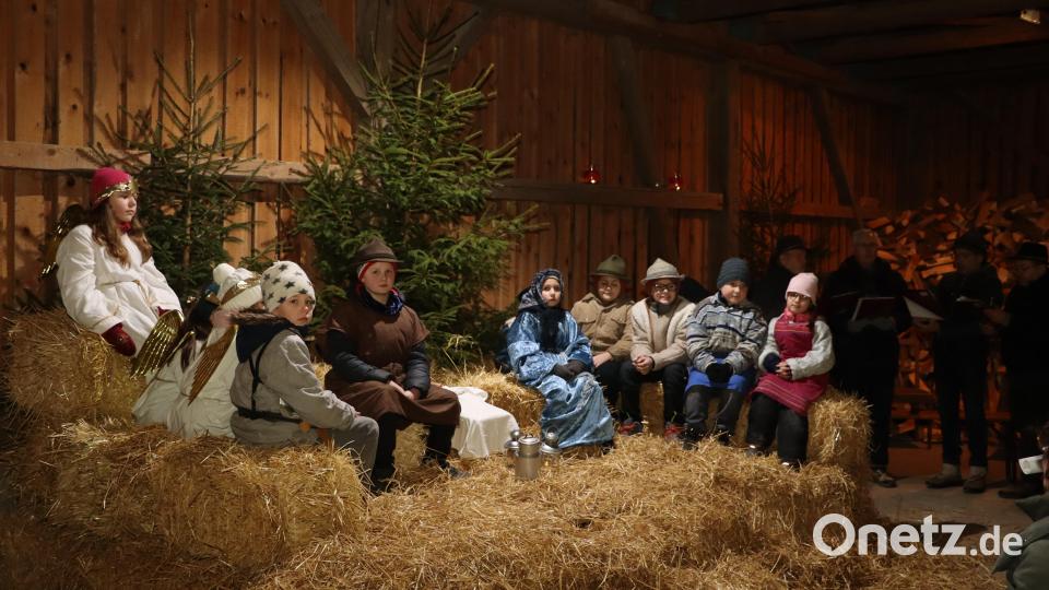 Schulkinder führten das Krippenspiel von der Geburt Jesu auf. Bild: mrr