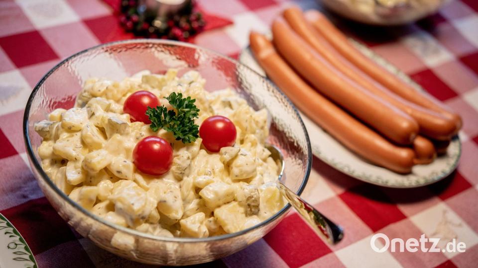 Laut einer aktuellen Statista-Befragung geben 34 Prozent der Befragten an, dass es bei ihnen über die Weihnachtsfeiertage Würstchen mit Kartoffelsalat gibt. (Symbolfoto) Bild: Hauke-Christian Dittrich/dpa