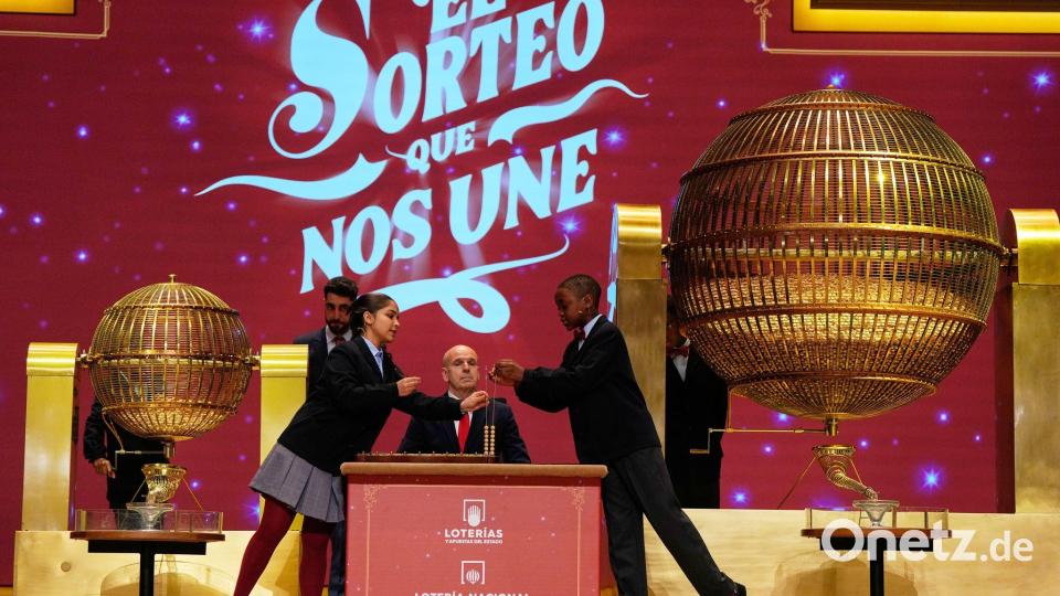 Kinder ziehen El-Gordo-Glückszahlen im Teatro Real in Madrid Bild: Manu Fernandez/AP/dpa