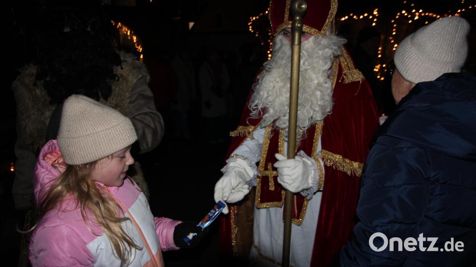 Für die Kleinen hat der Nikolaus Geschenke mitgebracht. Bild: kro