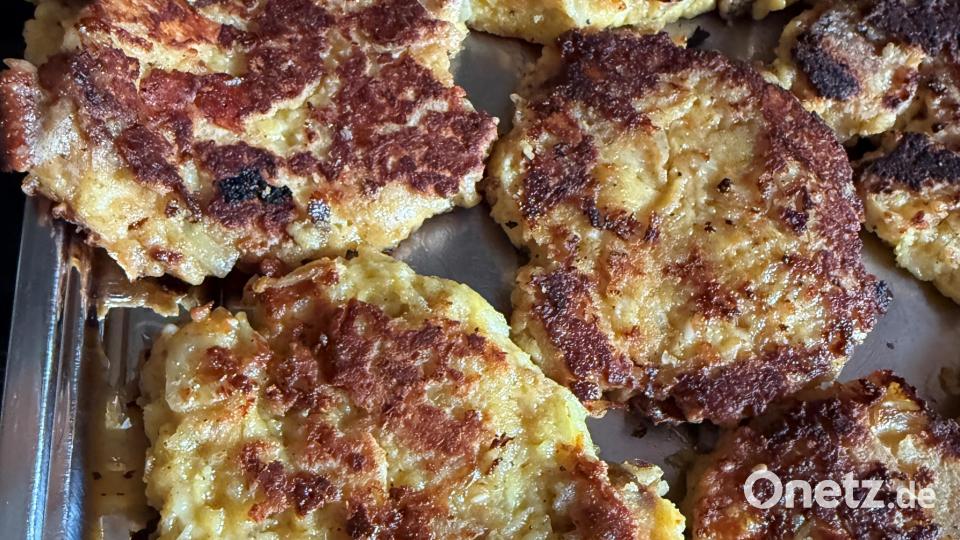 Mal groß, mal klein, auf jeden Fall herzhaft knusprig kommen die Restekücherl bei Ilse Hauer auf die Platte und dann auf den Tisch. Bild: ils