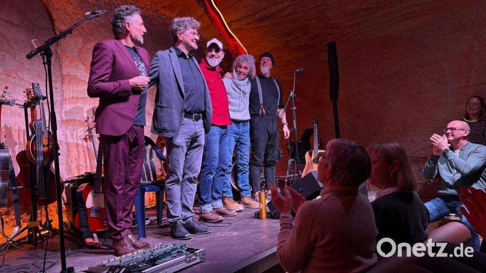 Richie Necker, Jochen Benkert, Chris Colter, Eddy Gabler und Erich Parzefall spielten am Samstag im Felsenkeller eigene und Cover Songs. Bild: Lukas Büchold