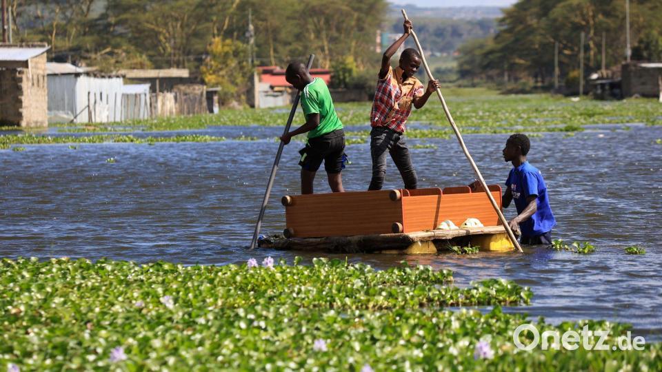 Naivasha-See in Kenia tritt über: Menschen flüchten per Boot vor den Fluten Bild: Andrew Kasuku/AP/dpa