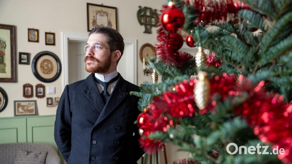 Schon länger hat Valerio Bonanno seine Wohnung  mit Möbeln aus der Kaiserzeit eingerichtet und trägt nur Kleidung von damals - jetzt hat er erstmals auch ein Weihnachtszimmer aus der Epoche um 1900 nachgestellt. Bild: Thomas Banneyer/dpa