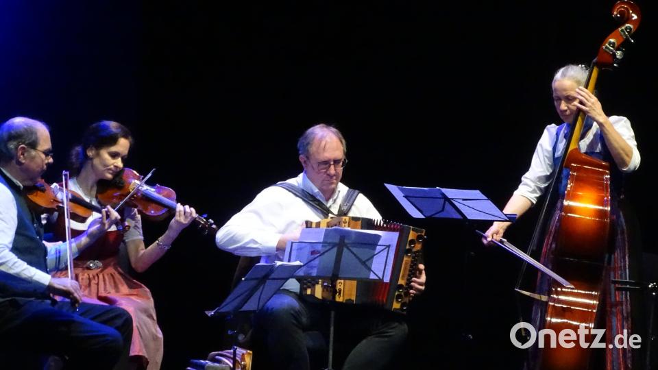 Zwei Streichinstrumente, ein Akkordeon und der Kontrabass: Aus Zeitlarn bei Regensburg kam das Geigenquartett der "7G`scheitn" zum Amberger Adventssingen. Bild: Wolfgang Houschka