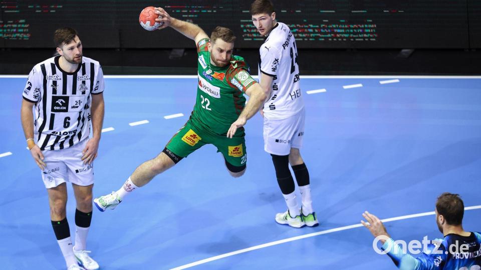 Magdeburgs Lukas Mertens kommt gegen die Kieler Abwehr frei zum Wurf. Bild: Ronny Hartmann/dpa-Zentralbild/dpa