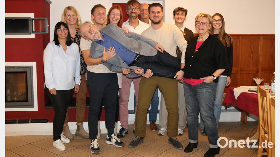 Apotheker Franz Wolf ließ sich gerne bei der Geburtstagsfeier von seinen Kindern und Enkeln mit Ehepartnern auf den Arm nehmen – ein Beweis für seine Vitalität. Bild: Franz Wolf junior/exb