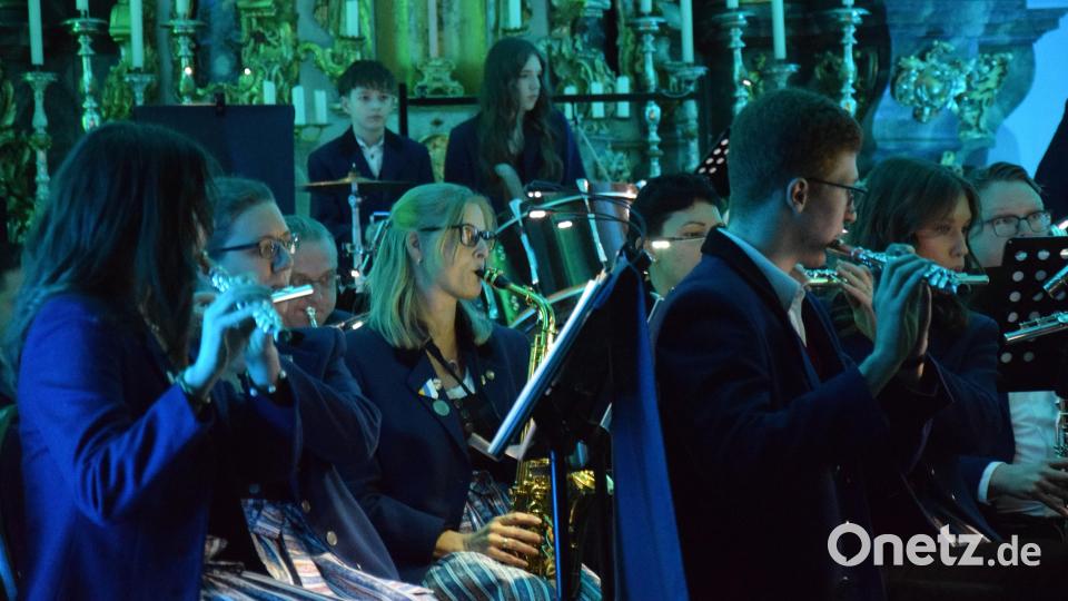 Konzertante Blasmusik und weihnachtliche Weisen waren der Wegweiser der Trachtenkapelle Hohenburg für die Konzertbesucher gewesen. Bild: bö