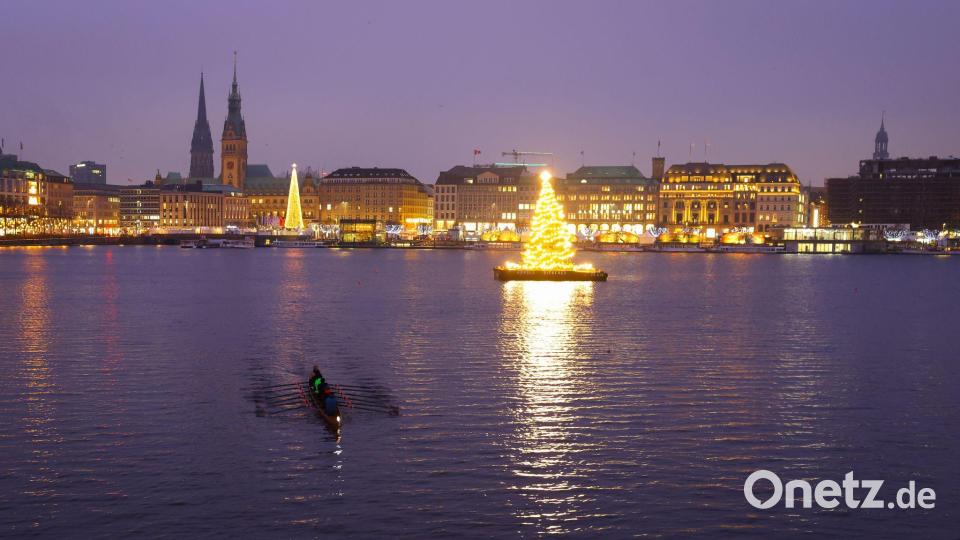 Lichterglanz auf der Binnenalster: Weihnachtliche Stimmung in Hamburg Bild: Christian Charisius/dpa